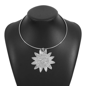 Collier avec pendentif tournesol argenté et visage sur présentoir de mannequin noir