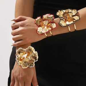 Grote gouden bloem manchetarmband met zwart wit en rood emaille randen voor dames