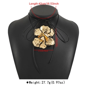 Detail van de grote goudkleurige bloemenketting met afmetingen en zwarte koordspecificaties