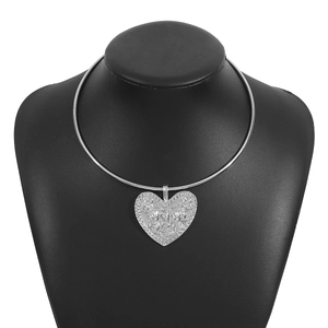 Collier ras de cou en alliage argenté poli avec grand pendentif cœur aux motifs de visage vintage