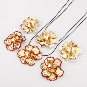 Macro detail van bloemhangers met getextureerde metaalfolie en emaille afwerking