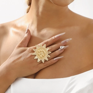 Bague soleil bohème en or avec détails gravés de style astrologique pour un look chic
