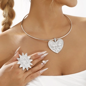 Collier Ras du Cou Bohème Vintage en Alliage de Fer Pendentif Cœur Visage Soleil Bijoux Rétro Électroplaqués pour Femme Cadeau de Mode