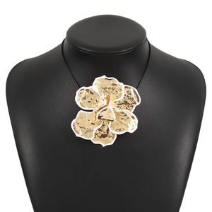 Gouden bloemenhanger ketting met witte emaille randen en zwart geweven koord sieraad