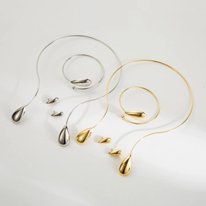 Conjunto de joyas minimalistas de metal con collar, pulsera y pendientes de gota de agua