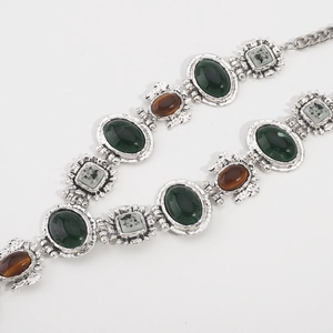 Vintage-Barock-Halskette aus antikem Silber mit bunten Harzsteinen im Ethno-Stil