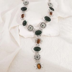 Detailaufnahme der Barock-Harzkette mit Vintage-Silberlegierung und Edelsteinen