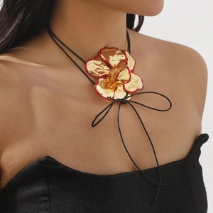 Gouden bloem hanger ketting met rode emaille randen en meerstrengs zwart koord ontwerp