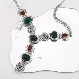 Detail der Vintage-Barockkette mit grünen Steinen und antiker Silberbeschichtung
