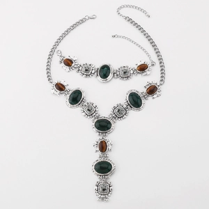Detailaufnahme des barocken Halskettensets mit grünen und braunen Edelsteinen