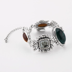 Makro-Detail des Vintage-Resin-Armbands im Barockstil mit antikem Silberfinish und Steinen
