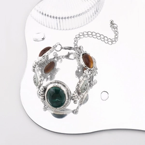 Detaillierte Makroansicht des Vintage-Barockarmbands mit Harzsteinen und Reliefdekor