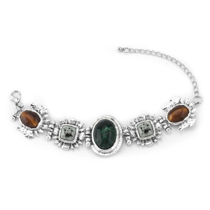 Nahaufnahme von Vintage-Silberarmband mit grünen Steinen und Karabinerverschluss