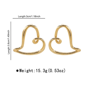Détail de grandes boucles d'oreilles cœur évidé en alliage doré de 3,8 cm