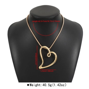 Détails du grand pendentif cœur doré avec chaîne serpent, dimensions et poids inclus