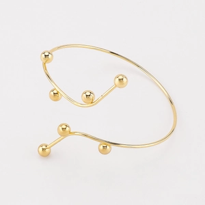 Bracelet de bras minimaliste plaqué or élégant avec perles en métal poli