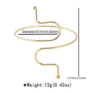 Vista dettagliata del bracciale dorato con dimensioni e informazioni sul peso reale