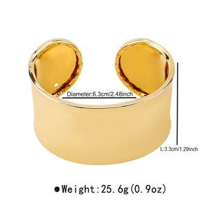 Dettaglio del bracciale rigido dorato largo con dimensioni, diametro 6,3cm e larghezza 3,3cm