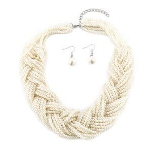 Nahaufnahme der geflochtenen mehrreihigen Perlenkette mit passenden Ohrringen als Brautschmuck