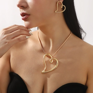 Parure de bijoux minimaliste en alliage doré avec collier et boucles d'oreilles cœur