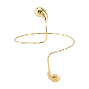 Vista macro dettagliata del bracciale rigido dorato minimalista con punte a goccia
