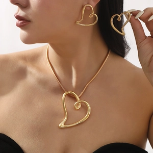 Parure collier et boucles d'oreilles dorés avec design cœur évidé et chaîne serpent élégante