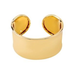 Vista macro del bracciale rigido dorato lucido con finitura a specchio e design aperto