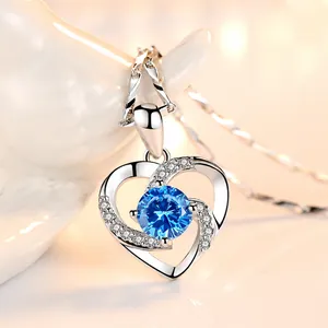 Élégant collier cœur argenté 925 avec saphir bleu et pavé de petits diamants