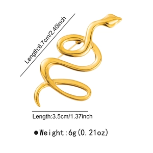 Broche serpent dorée en acier inoxydable 18K, dimensions 6,7 cm x 3,5 cm sur fond blanc