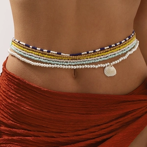 Cadena de cintura multicapa bohemia con cuentas coloridas y colgante de concha blanca