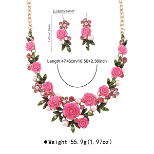 Detalle de collar y pendientes florales con rosas rosas, perlas y cristales finos