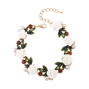 Detalle de pulsera floral con rosas de resina, perlas y cierre de langosta ajustable