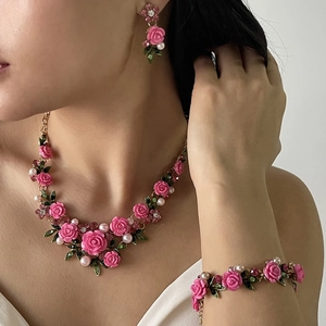 Conjunto de joyas de flores rosas con collar pendientes y pulsera con perlas
