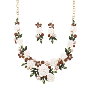 Conjunto de joyas con flores y perlas, collar y pendientes dorados con rosas
