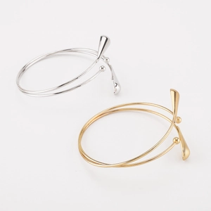 Détails des bracelets de bras multicouches or et argent avec embouts en goutte d'eau