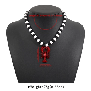 Detail van de 41,5 cm rode kreeft hanger ketting met zwart-witte kralenketting