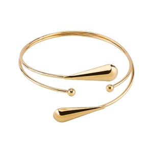 Vue détaillée du bracelet de bras doré multicouche avec pendentifs en forme de goutte