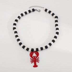 Kralenketting met zwart-witte kralen en rode kreeft hanger met verstelbare sluiting