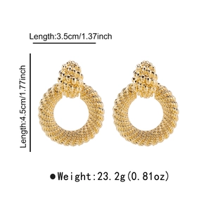 Détail de boucles d'oreilles nœud dorées montrant les dimensions 3,5 cm large et 4,5 cm long