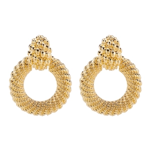 Vue détaillée des boucles d'oreilles dorées avec texture torsadée vintage et fini brillant
