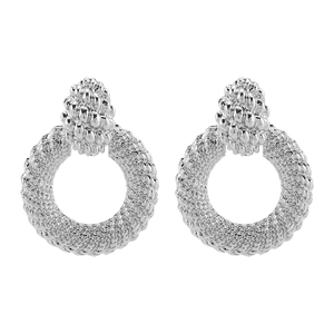Détail macro des boucles d'oreilles heurtoir géométriques en argent avec texture tissée