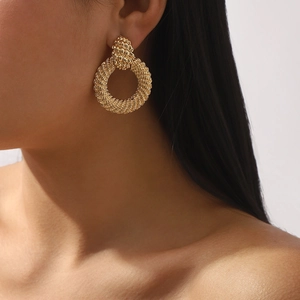 Boucles d'oreilles heurtoir vintage dorées texturées avec anneaux géométriques torsadés