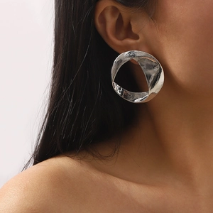 Boucles d'oreilles rondes torsadées argentées avec texture martelée et style géométrique