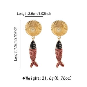 Dettaglio delle dimensioni degli orecchini a pesce con finitura dorata e smalto