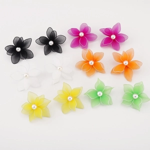 Pendientes de flores con malla de doble capa y perla central en varios colores vivos