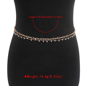 Détail d'une chaîne de corps dorée double couche avec perles, longueur 71.5+29.5cm