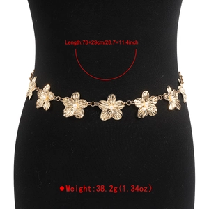 Détail de la chaîne de taille fleur et perle dorée montrant la longueur 73+29cm et 38,2g