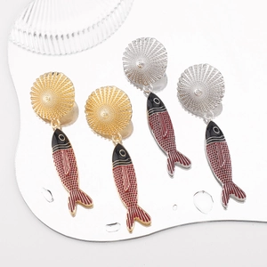 Orecchini a pesce con texture a conchiglia in oro e argento per le vacanze al mare