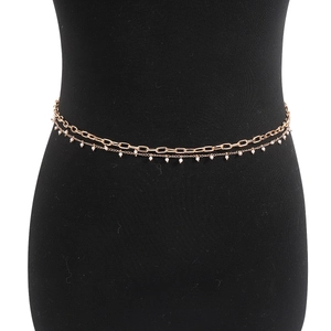 Détail de la chaîne de taille dorée à deux rangs avec perles blanches élégantes