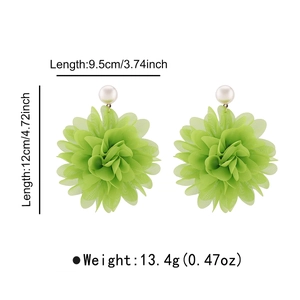 Detalle de pendientes de flores de tela verde con perla y medidas de 12cm de longitud